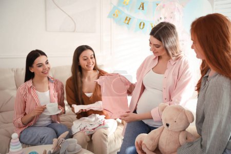 Feliz mujer embarazada pasar tiempo con amigos en fiesta de baby shower