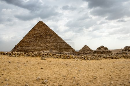 Téléchargez les photos : Ruines des grandes pyramides de la nécropole de Gizeh, plateau de Gizeh, Égypte. Patrimoine mondial de l'UNESCO - en image libre de droit