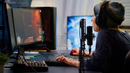 Mujer cibernética profesional hablando en streaming micrófono profesional Mujer cibernética profesional hablando en streaming micrófono profesional