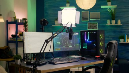 Sala de streaming vacía con computadora potente profesional Sala de streaming vacía con computadora potente profesional