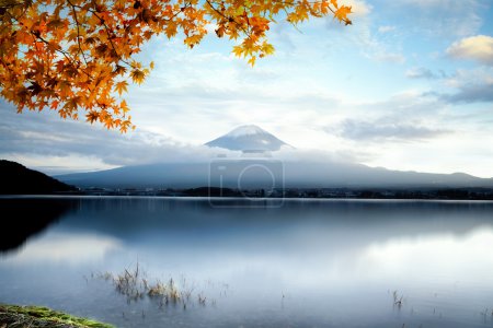 Monte fuji con follaje otoñal
