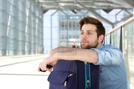 Viajero fresco esperando en el aeropuerto con el bolso
Viajero fresco esperando en el aeropuerto con el bolso