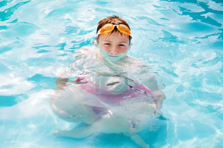 Niño pequeño con cuerpo magnificado en refracción de agua
