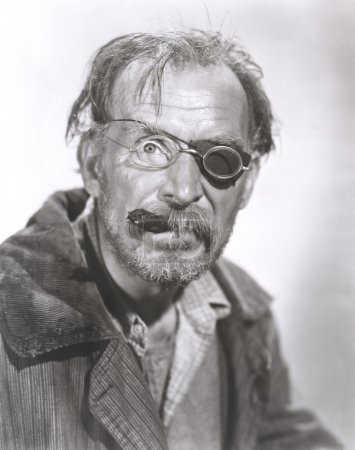 Foto de Hombre con parche en los ojos y cigarro, negro y blanco - Imagen libre de derechos