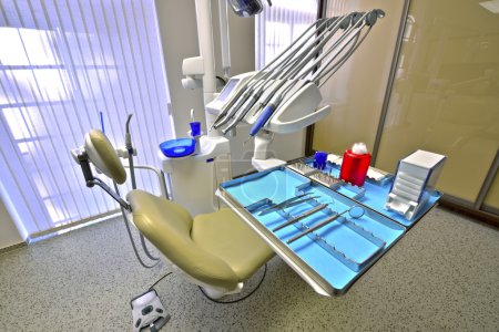 Téléchargez les photos : À l'intérieur d'une ambulance dentiste moderne vide préparée pour les patients - en image libre de droit