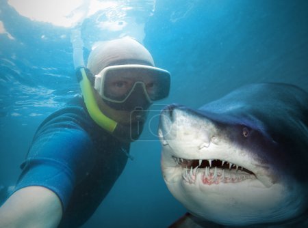 Selfie bajo el agua con amigo
.