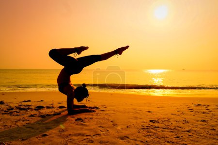 mujer practicando yoga  