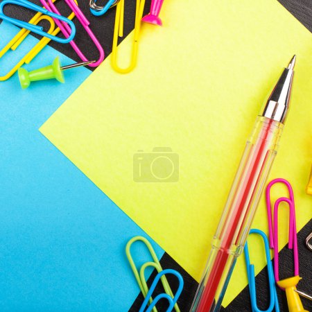 Téléchargez les photos : Fond scolaire avec des notes collantes jaunes et bleues, avec espace de copie. Retour à l'école. Vue du dessus
. - en image libre de droit