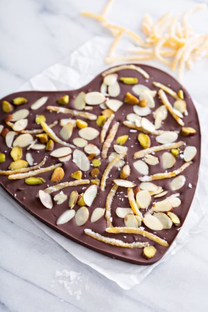Almendras, cáscara de naranja y corteza de chocolate con sal
