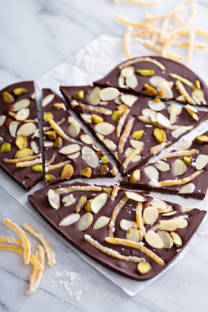Almendras, cáscara de naranja y corteza de chocolate con sal
