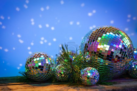 Bolas de espejo de Navidad sobre fondo de madera
