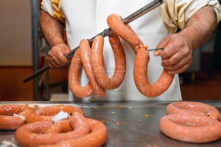 Producción de salchichas en la fábrica de procesamiento de carne.