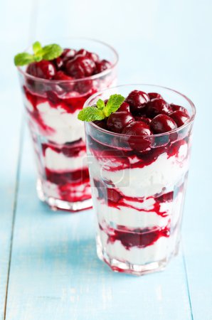 Postre con salsa de cereza en vasos
Postre con salsa de cereza en vasos