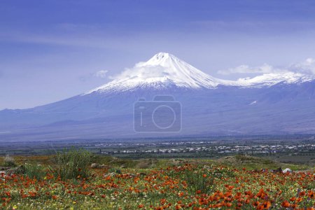 Monte Ararat (Turquía) a 5.137 m visto desde Ereván, Armenia. Este volcán compuesto latente cubierto de nieve consta de dos conos volcánicos principales descritos en la Biblia como el lugar de descanso del Arca de Noé..