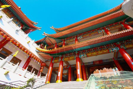 China templo y muchas personas rezaron el dios en el lugar. El lugar para el aniversario en el día chino de año nuevo
.