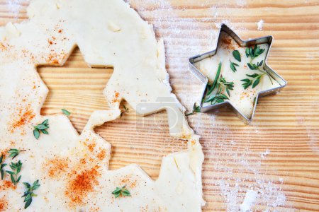 Foto de Masa de pasta de queso con cortadores de galletas y formas sobre fondo de madera - Imagen libre de derechos