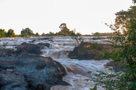 Cascada Li Phi con obturador de velocidad lenta en Don Khone Champasak Sur de Laos
