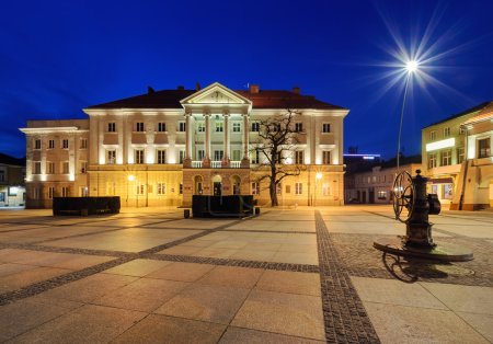 Hauptplatz Rynek und Rathaus von kielce, nach Sonnenuntergang.