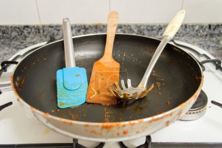 Foto de Utensilios de cocina y cacerola listos para lavar después de cocinar - Imagen libre de derechos