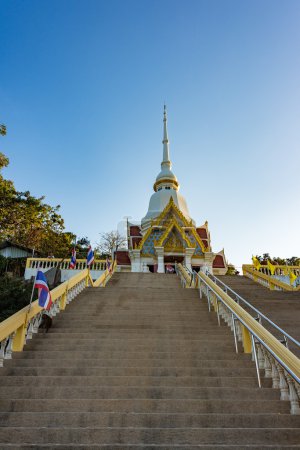 Téléchargez les photos : Temple bouddhiste sur le mont Khao Takiab, montagne de singe à Hua Hin, Thaïlande - en image libre de droit