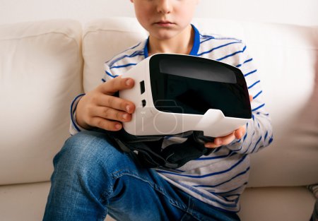 Niño con gafas de realidad virtual
Niño con gafas de realidad virtual