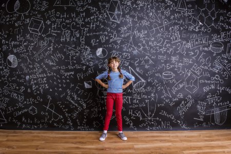 Niña en la escuela
