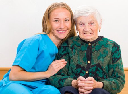 Mujer anciana y joven médico
