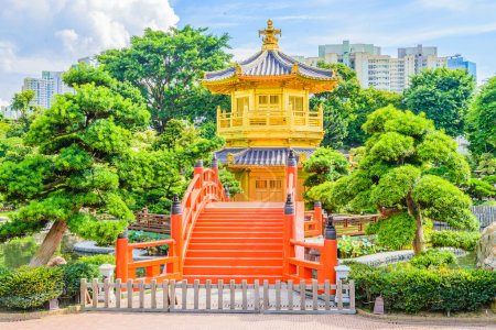 Pabellón chino de oro en el parque de Hong Kong
 