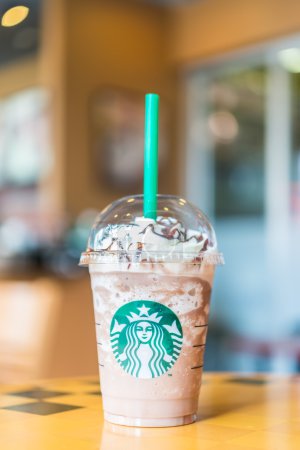 Téléchargez les photos : Bangkok, Thaïlande- 30 OCT : Boissons mélangées au chocolat Frappuccino servies à une table en bois dans la boutique Starbucks du grand magasin central Rattatibet à Bangkok, Thaïlande, le 30 octobre - en image libre de droit