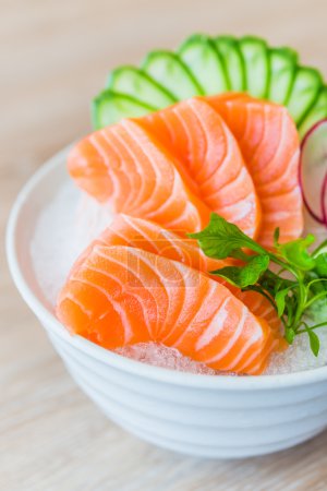 Sashimi de salmón en tazón blanco
