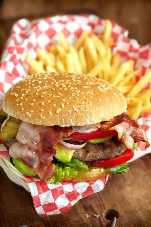 Hamburguesa y papas fritas