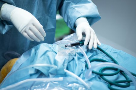 Téléchargez les photos : Arthroscopie du genou chirurgie orthopédique dans la salle d'opération d'urgence de l'hôpital photo
. - en image libre de droit