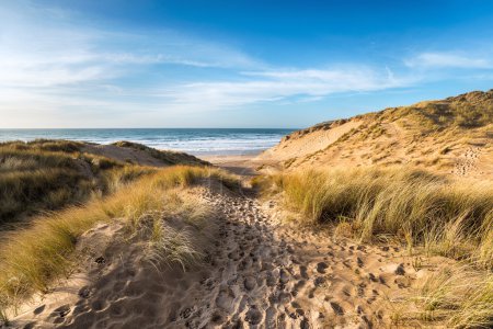 Bahía Holywell en la costa de Cornwall
