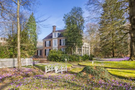 Jardín de la mansión Overcingel en primavera en Assen, Países Bajos