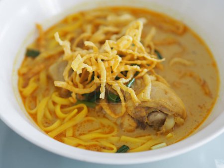 Foto de Receta de Khao Soi, sopa de fideos al curry con pollo, comida de fideos en plato blanco, comida tailandesa - Imagen libre de derechos