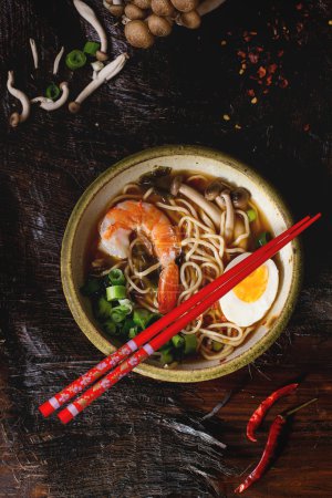 Asiatische Suppe Ramen mit Garnelen