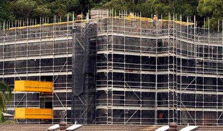 Téléchargez les photos : Progrès de construction. Installation d'un coffrage de plancher en béton sur les nouvelles unités résidentielles au 56-58 Beane St. Gosford. Le 9 avril 2021. L'Australie. Image à usage commercial. - en image libre de droit