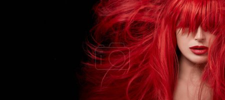 Sensual retrato de belleza sexy de una joven pelirroja con un cabello largo brillante saludable en un color de pelo rojo perfecto. Banner de retrato de primer plano aislado sobre fondo negro