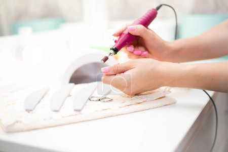 Quitar el esmalte de gel de goma laca vieja con una fresadora. Manicura casera con fresadora.