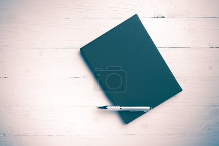 cuaderno marrón y pluma estilo vintage
cuaderno marrón y pluma estilo vintage