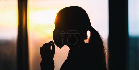 Máscara de Coronavirus mujer tocando su máscara quirúrgica médica con las manos. Consejo de prevención COVID-19: no toque su cara el uso inadecuado de máscaras. Banner
