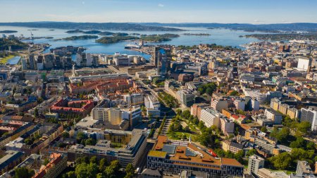 Oslo, Noruega. Hermosa vista aérea panorámica foto de avión no tripulado volador para el centro de la ciudad de Oslo. Contra el fondo del mar, las montañas y el cielo azul en un día soleado de verano. (Serie) Oslo, Noruega. Hermosa vista aérea panorámica foto de avión no tripulado volador para el centro de la ciudad de Oslo. Contra el fondo del mar, las montañas y el cielo azul en un día soleado de verano. (Serie)