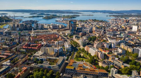 Foto de Oslo, Noruega. Hermosa vista aérea panorámica foto de avión no tripulado volador para el centro de la ciudad de Oslo. Contra el fondo del mar, las montañas y el cielo azul en un día soleado de verano. (Serie) - Imagen libre de derechos