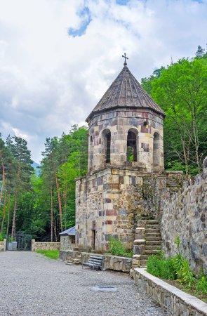 Téléchargez les photos : L'ancien clocher du monastère de Chitakhevi St. George's, également connu sous le nom de monastère vert, situé dans la vallée de Borjomi, Géorgie
. - en image libre de droit