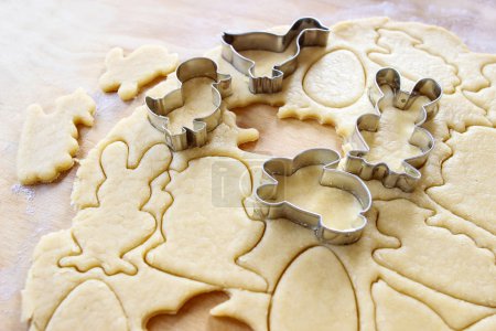 Preparando galletas de pan de jengibre de Pascua paso a paso
