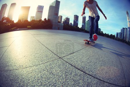 Téléchargez les photos : Skateboard femme skateboard au lever du soleil ville - en image libre de droit