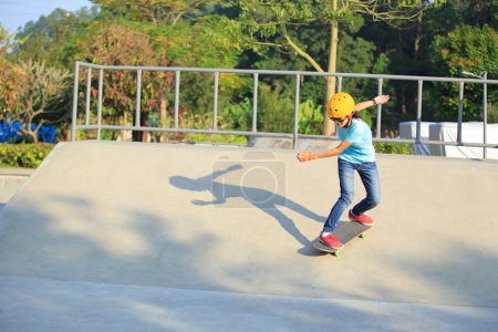 Téléchargez les photos : Skateboard féminin skateboard au parc - en image libre de droit