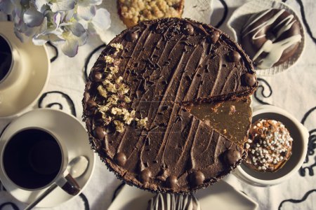 Pasteles de chocolate y mesa de café con tazas de té
