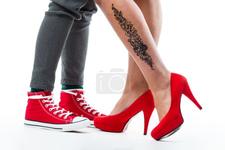 sexy piernas en rojo tacones altos y un hombre
