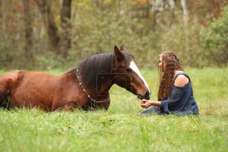 Foto de Increíble pareja mostrando la equitación natural en libertad - Imagen libre de derechos